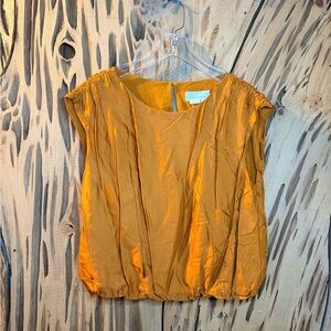 Anthropologie Silky Gathered Shoulder Bubble Hem Blouson Top in Honey. Size: M